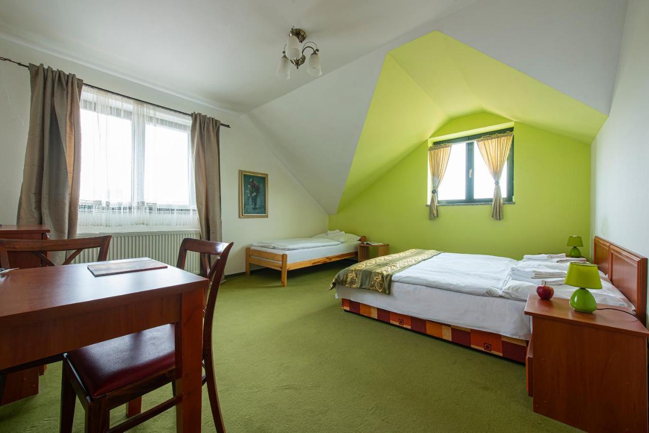Motel Penzion A Restauracia Lavender Poprad Exterior foto