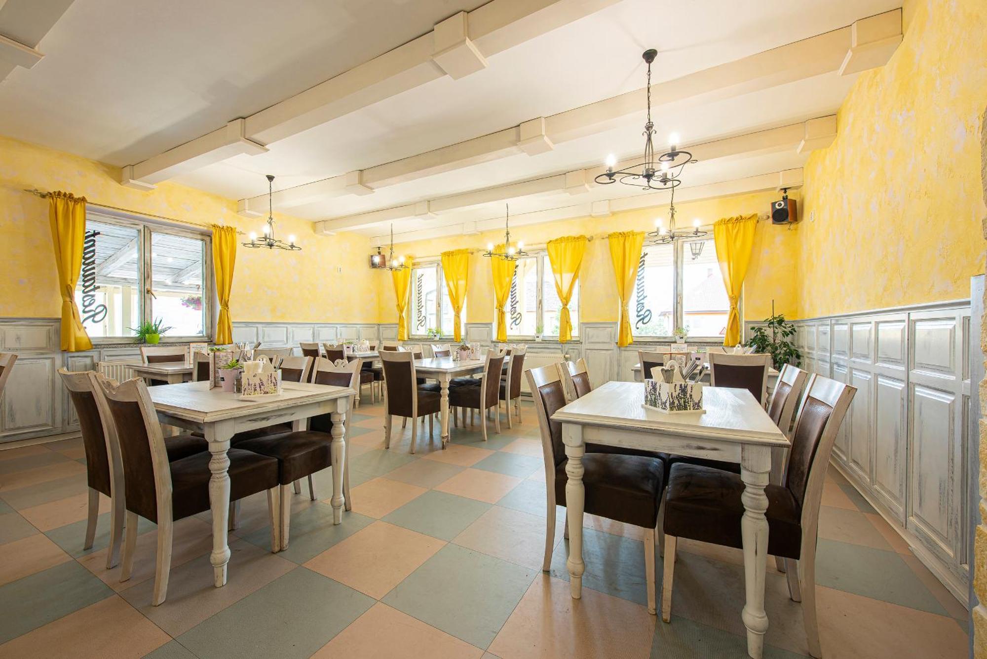 Motel Penzion A Restauracia Lavender Poprad Exterior foto