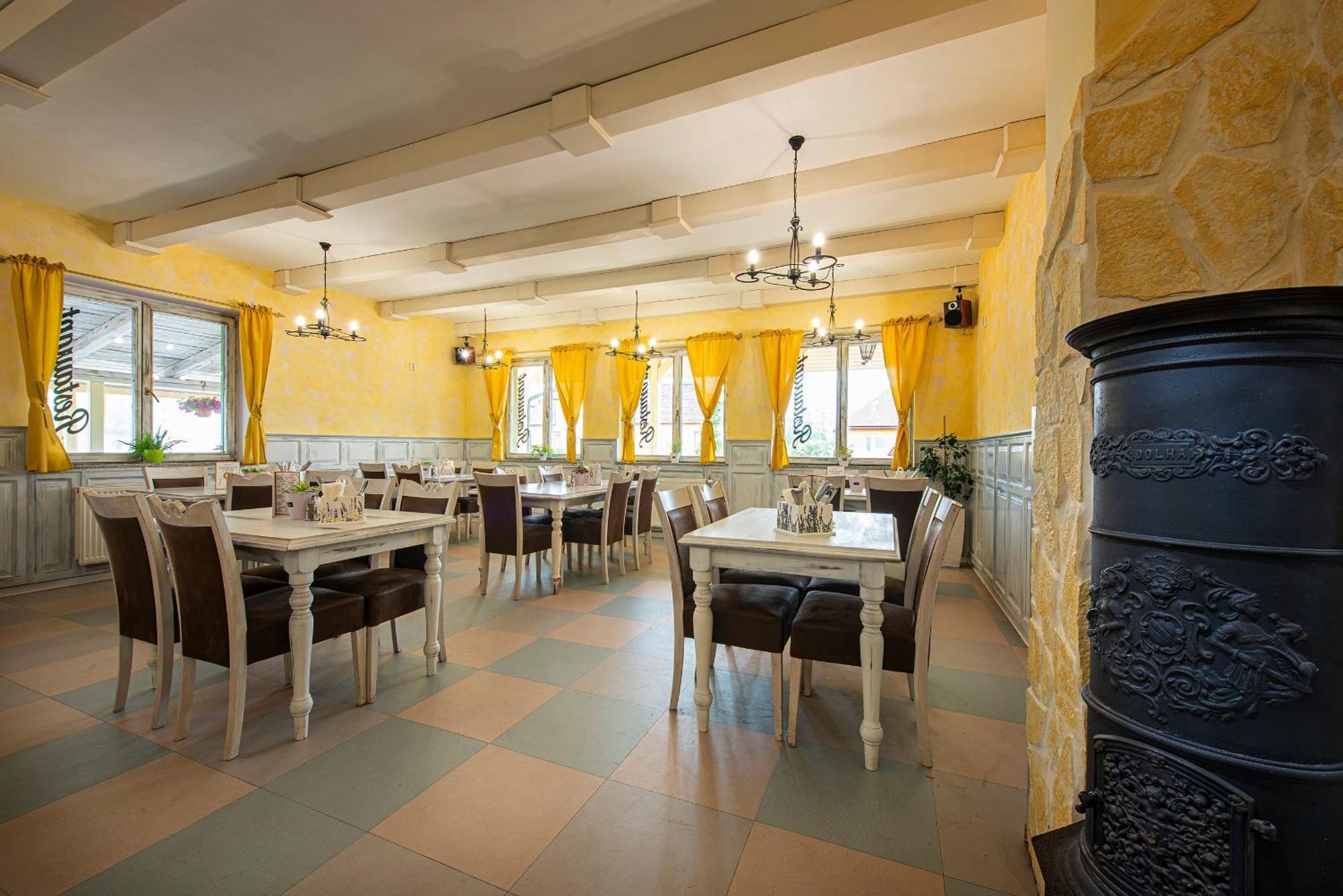 Motel Penzion A Restauracia Lavender Poprad Exterior foto